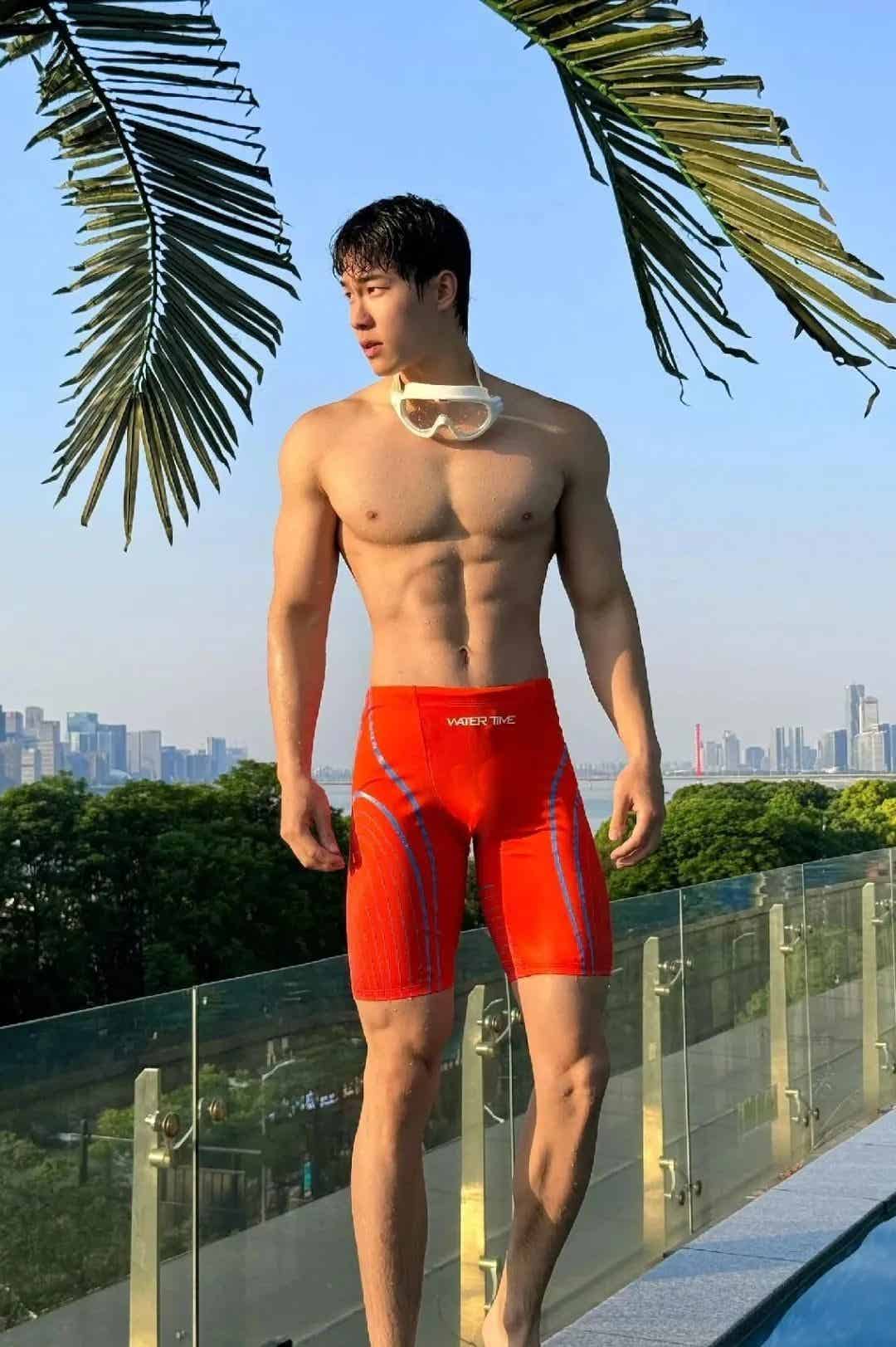 内裤男模在ins上脱成这样,网友惊呼:他在国内不这样啊!-小蓝短视频