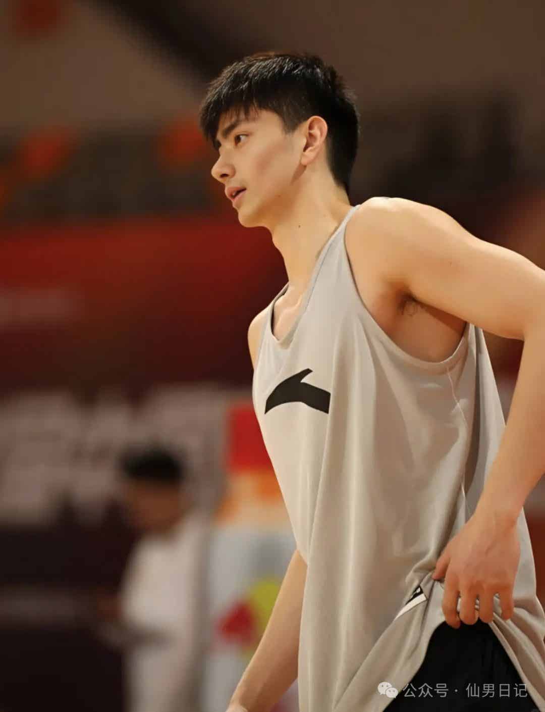 图片[3]-一双大脚被骂上热搜，正主竟然是195cm体育生帅哥！-小蓝短视频