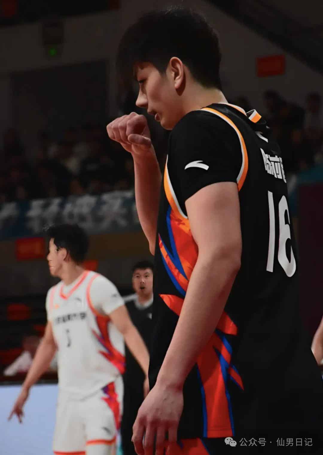 图片[6]-一双大脚被骂上热搜，正主竟然是195cm体育生帅哥！-小蓝短视频