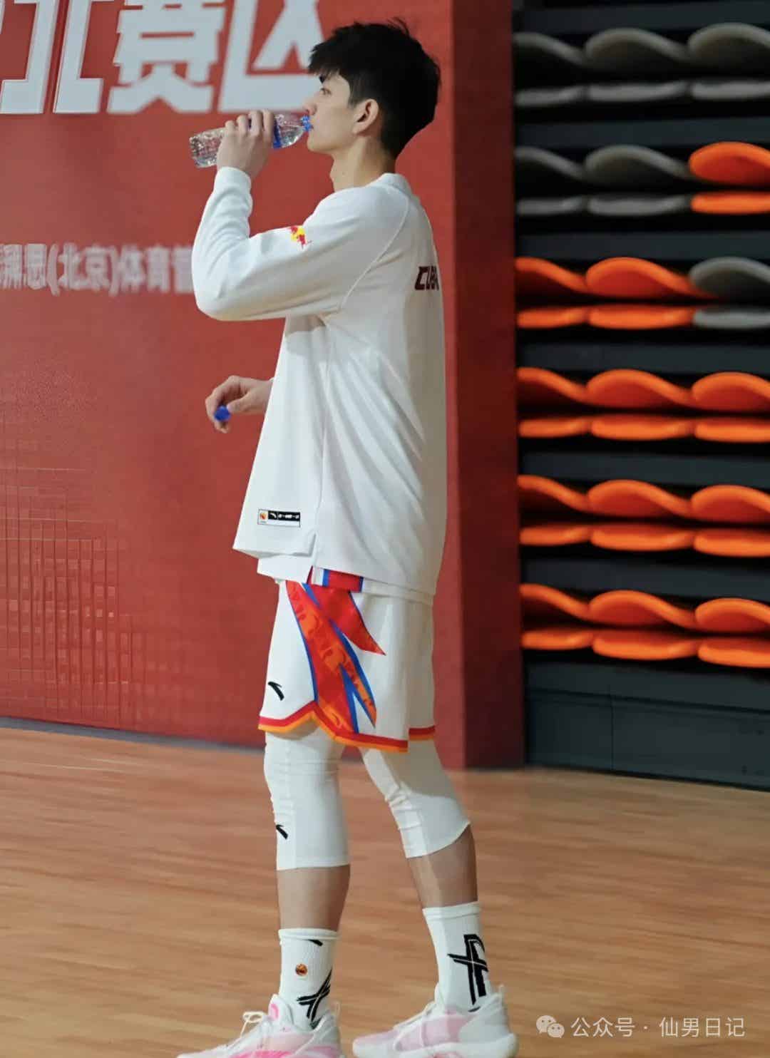 图片[7]-一双大脚被骂上热搜，正主竟然是195cm体育生帅哥！-小蓝短视频