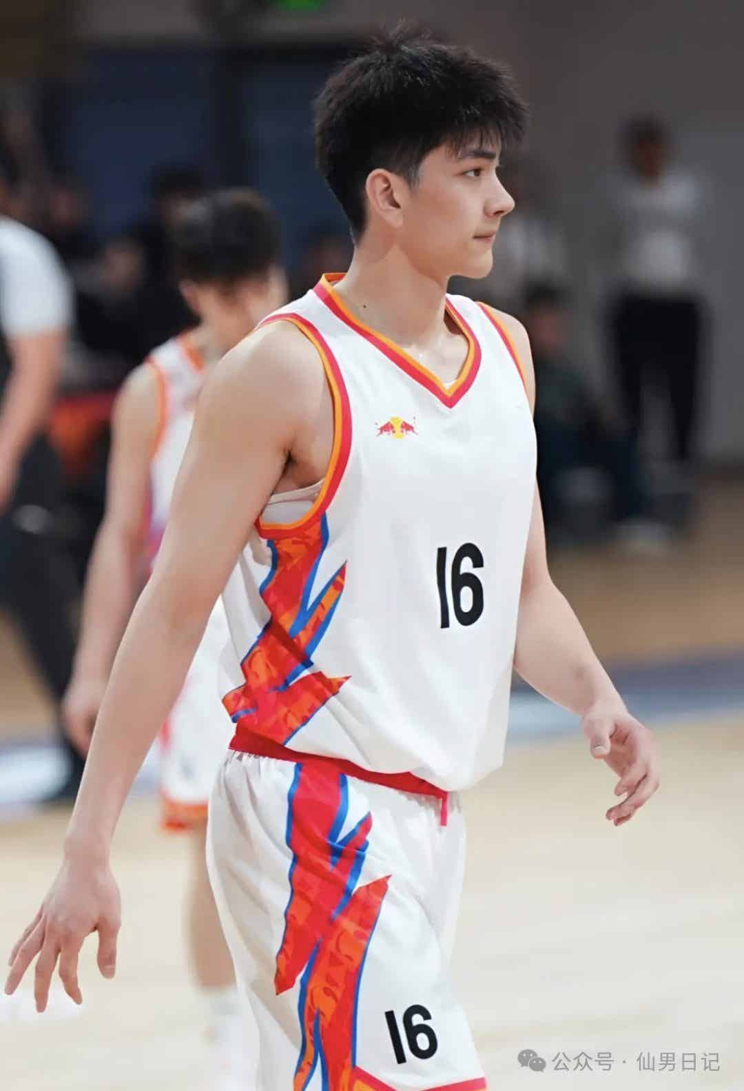 图片[8]-一双大脚被骂上热搜，正主竟然是195cm体育生帅哥！-小蓝短视频