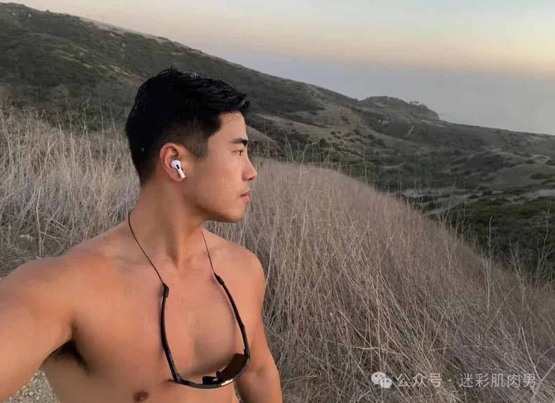 图片[4]-骑行小哥穿内裤到处晃？紧身服太紧太垒直接脱掉啦！-小蓝短视频