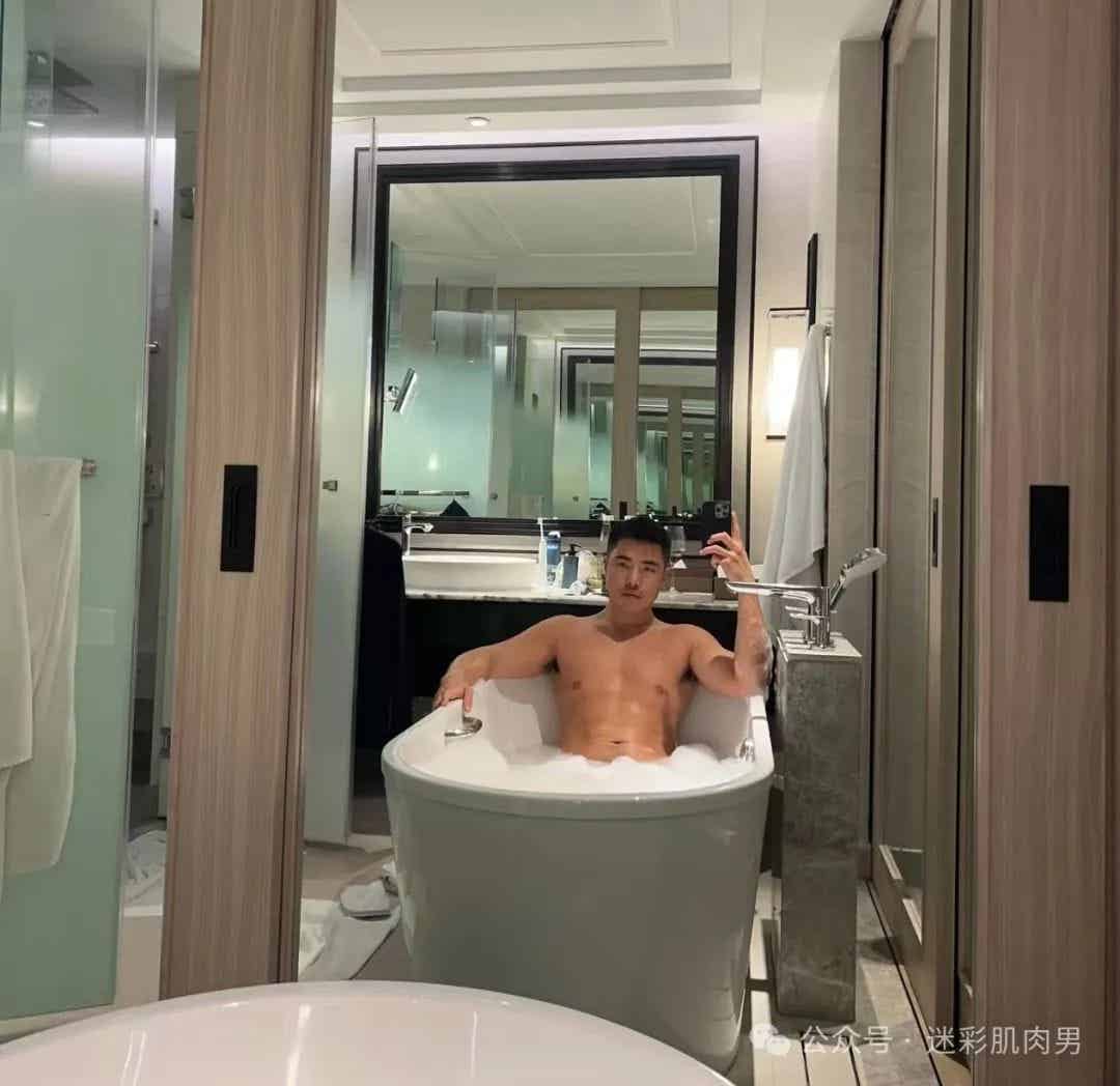 图片[9]-骑行小哥穿内裤到处晃？紧身服太紧太垒直接脱掉啦！-小蓝短视频