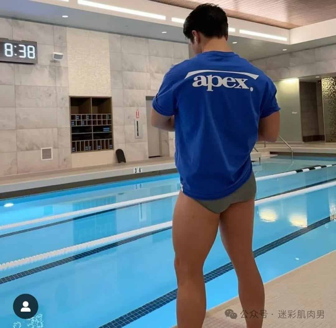图片[10]-骑行小哥穿内裤到处晃？紧身服太紧太垒直接脱掉啦！-小蓝短视频