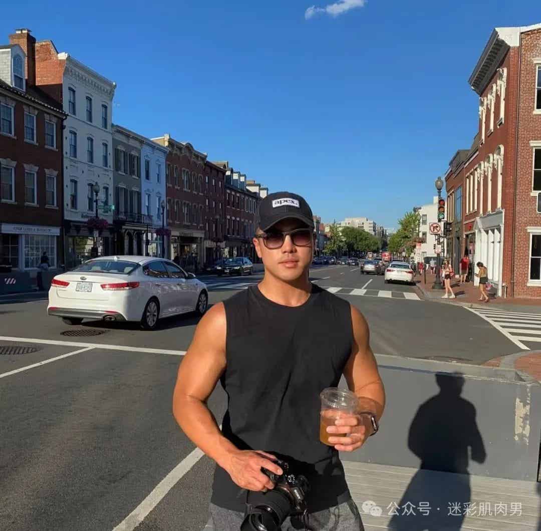 图片[16]-骑行小哥穿内裤到处晃？紧身服太紧太垒直接脱掉啦！-小蓝短视频