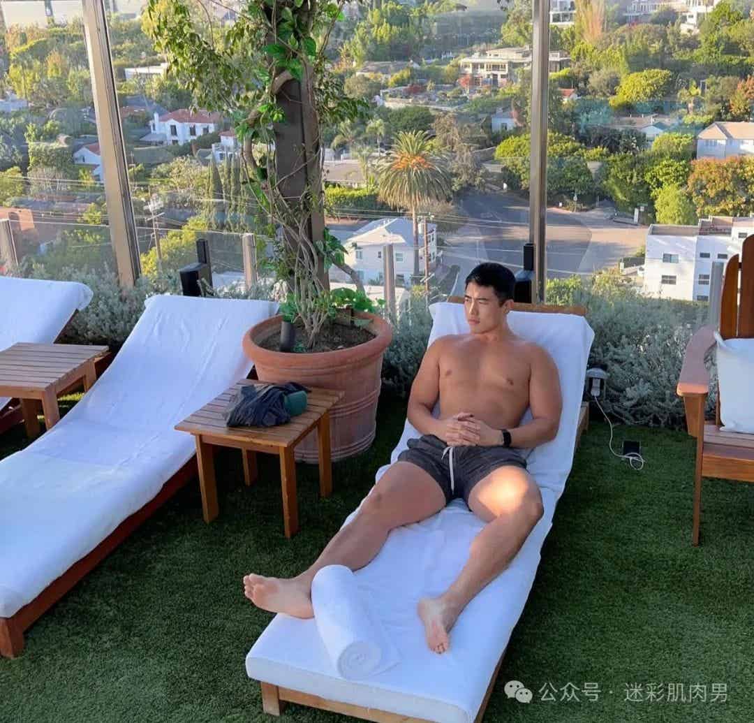 图片[19]-骑行小哥穿内裤到处晃？紧身服太紧太垒直接脱掉啦！-小蓝短视频