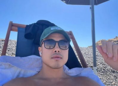 骑行小哥穿内裤到处晃？紧身服太紧太垒直接脱掉啦！