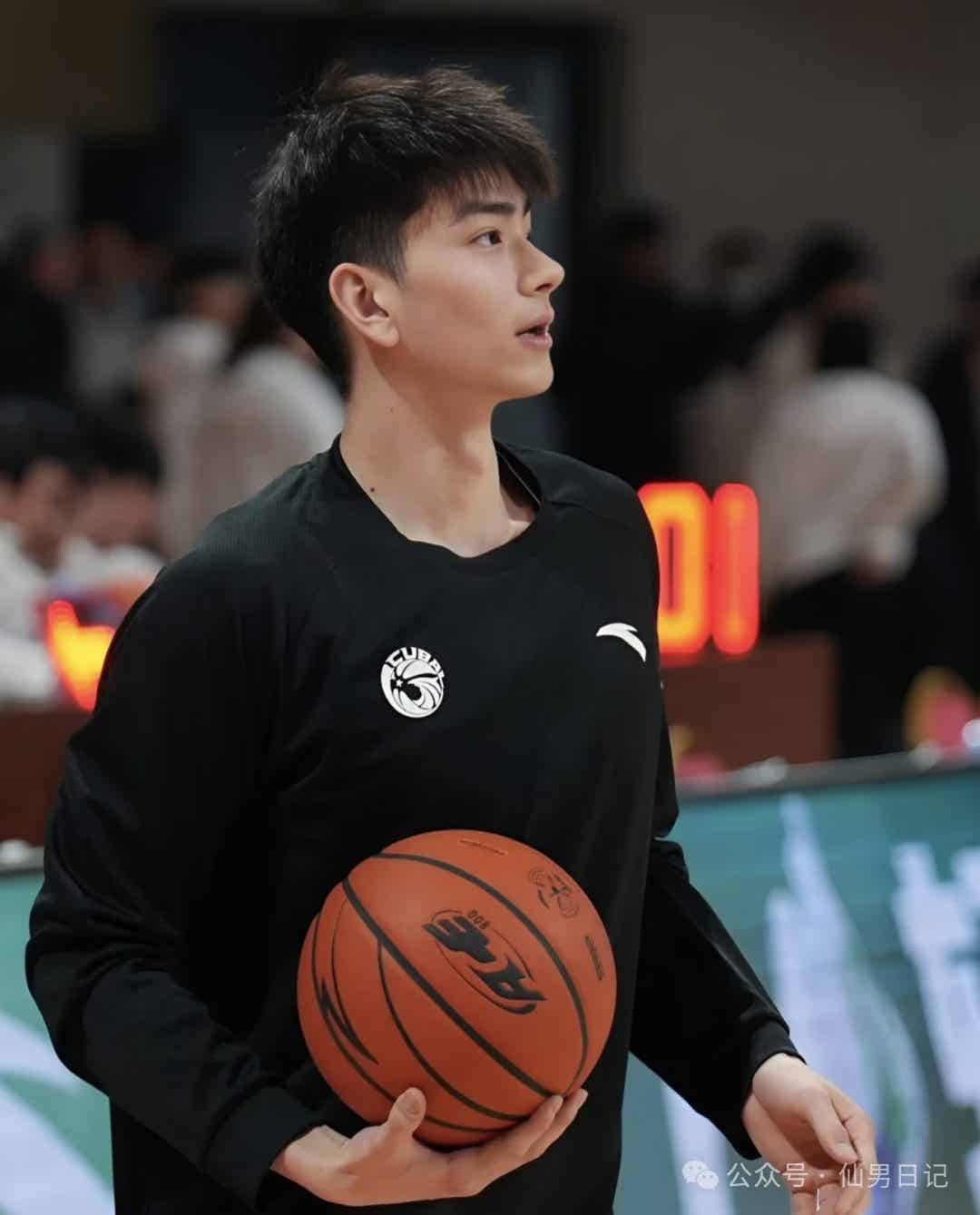 图片[12]-一双大脚被骂上热搜，正主竟然是195cm体育生帅哥！-小蓝短视频
