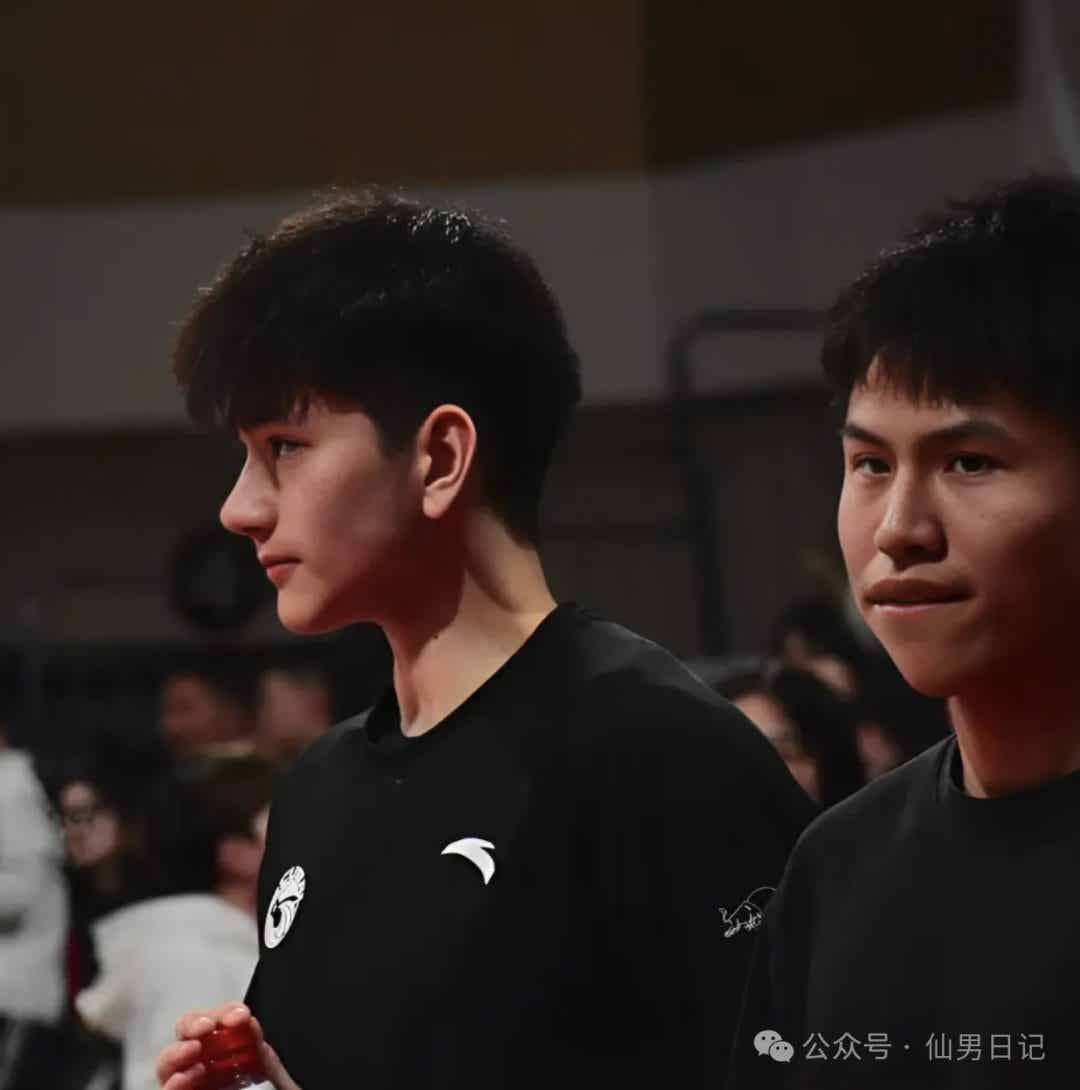 一双大脚被骂上热搜，正主竟然是195cm体育生帅哥！-小蓝短视频