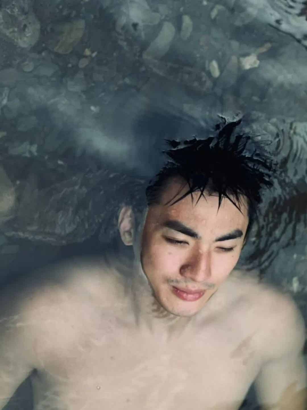 图片[5]-篮球运动员换鞋被偷拍，网友惊喜：比杨鸣还有那味…-小蓝短视频