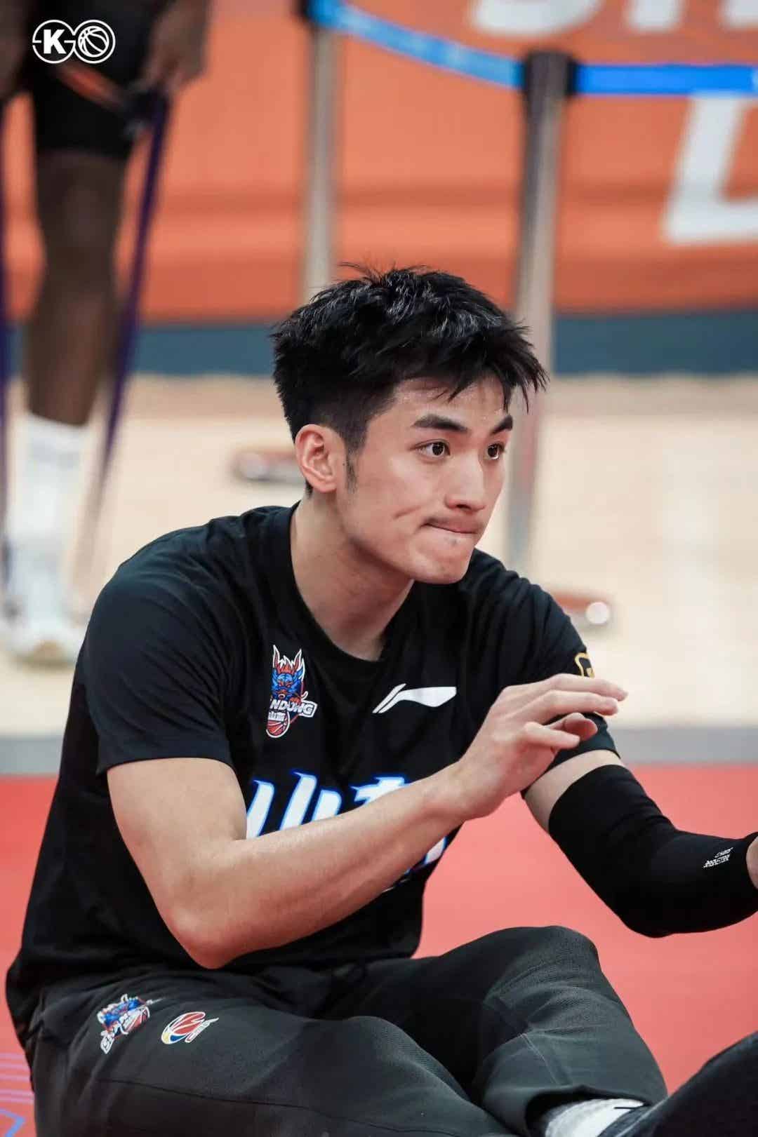 图片[11]-篮球运动员换鞋被偷拍，网友惊喜：比杨鸣还有那味…-小蓝短视频