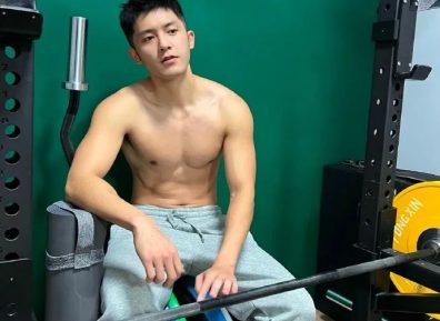 体育生帅哥不好好穿裤子，笑容像宏翔