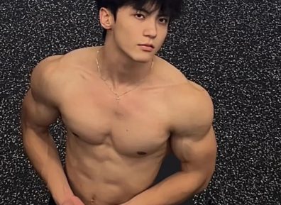 肌肉私教换衣被抓拍，宽肩胸肌身材网友们都馋了!