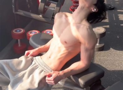 白天少年感晚上练肌肉，男大体育生弟弟来了！