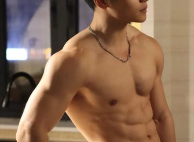 四川楼道里的腹肌体育生，模特兼私教