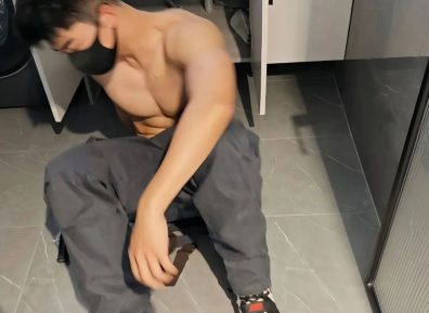 水电工衣服湿了,露出完美肌肉身材!