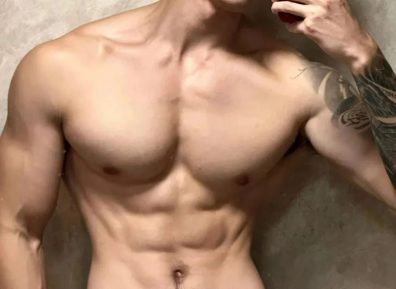 拍过双男主短剧的肌肉帅哥,洗澡小视频已疯传