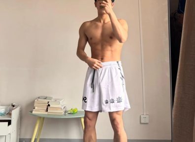 黑皮腹肌体育生弟弟，肌肉是男孩子最好的外衣！