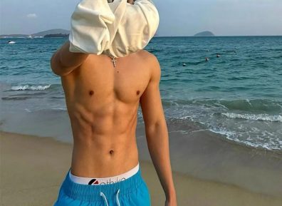 海边的腹肌体育生小帅哥，小身板嘎嘎帅！
