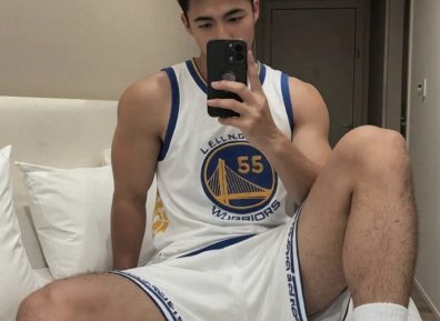 粗壮长腿的篮球小哥岔腿自拍！！