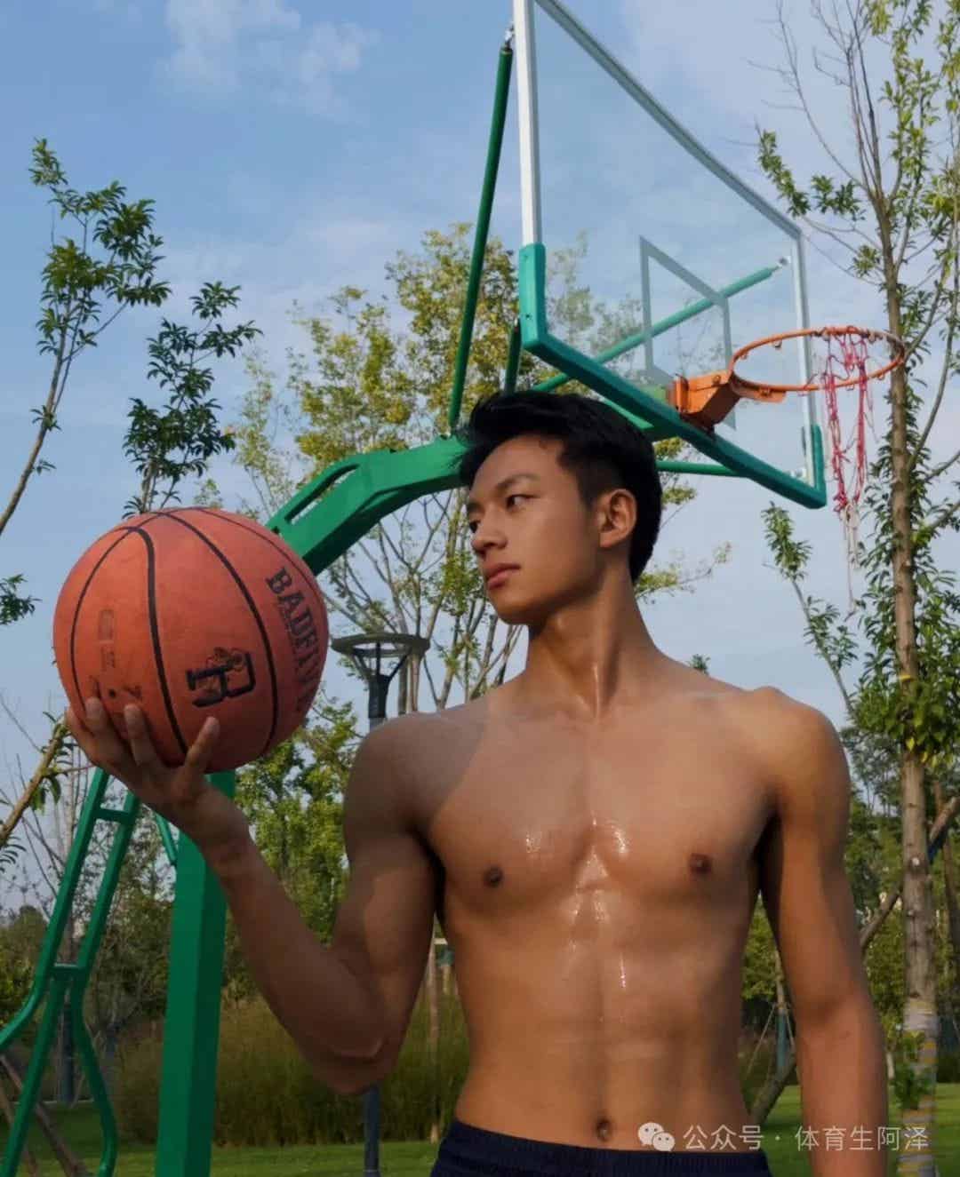 图片[2]-185cm乡下糙汉体育生男主，黑皮猛1持久打桩.....-小蓝短视频