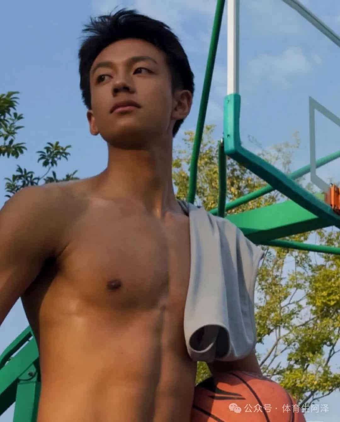 图片[3]-185cm乡下糙汉体育生男主，黑皮猛1持久打桩.....-小蓝短视频