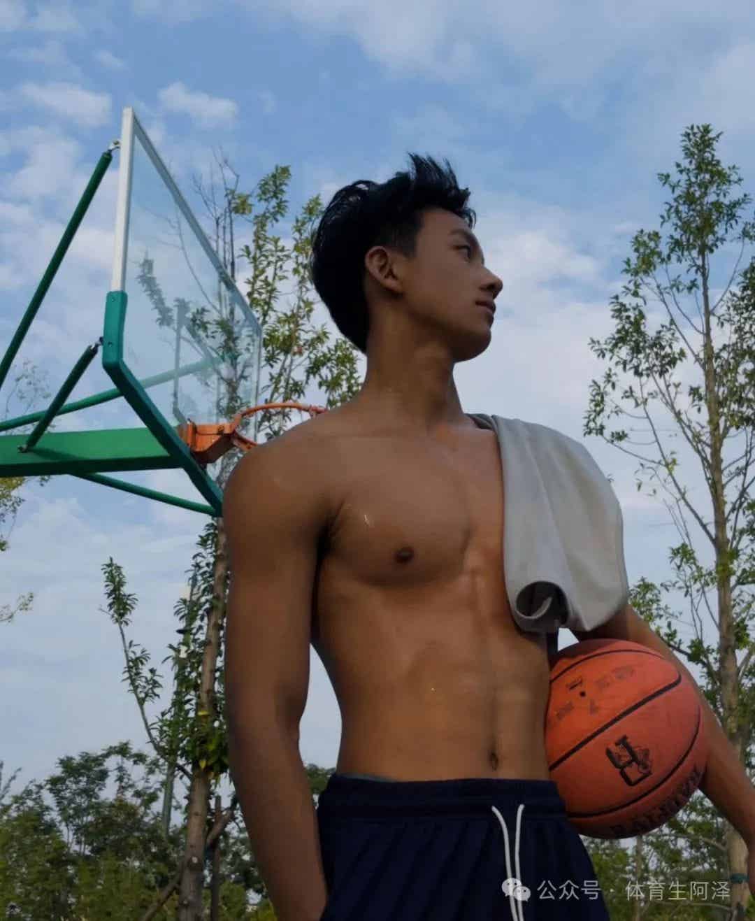 图片[4]-185cm乡下糙汉体育生男主，黑皮猛1持久打桩.....-小蓝短视频