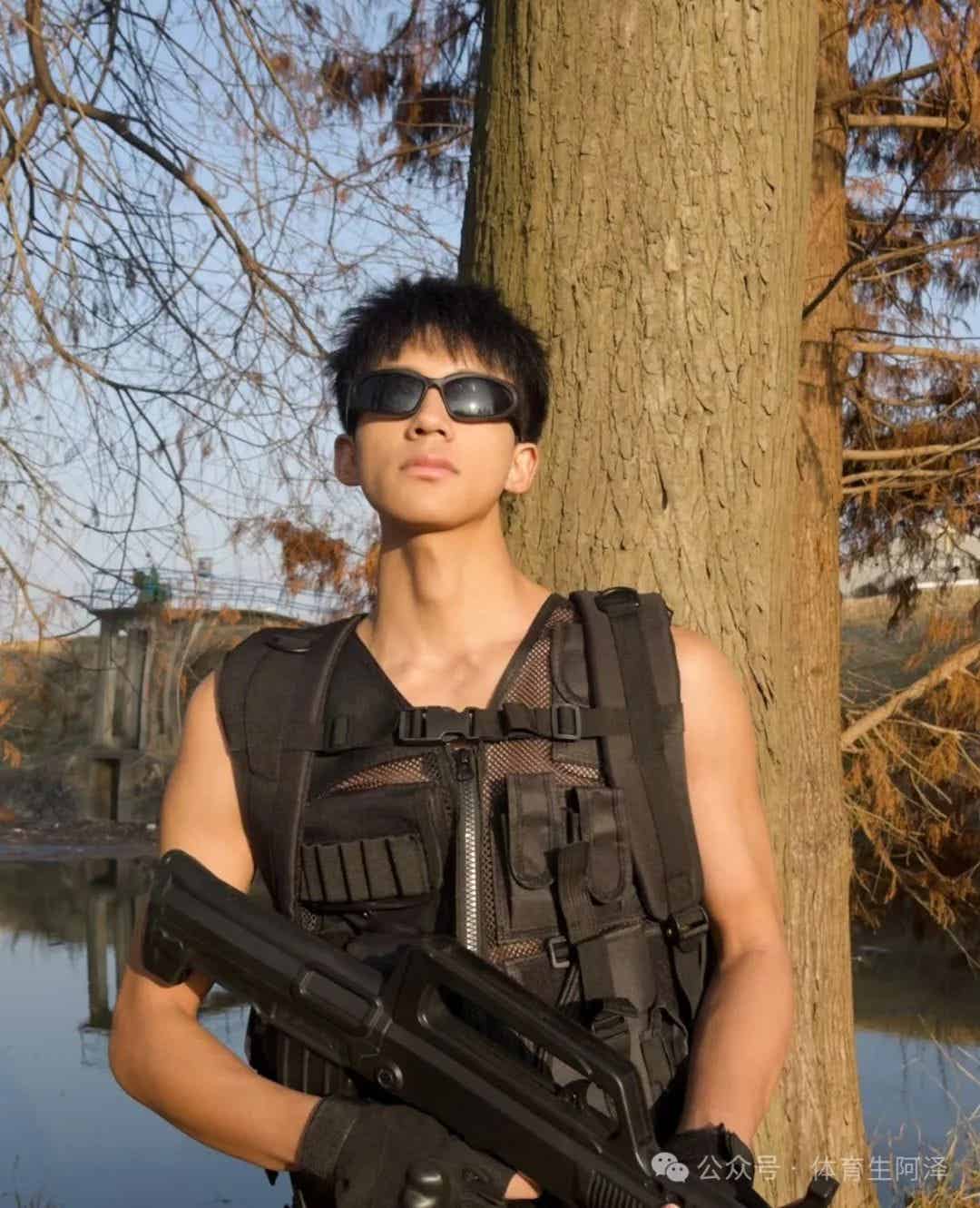 图片[5]-185cm乡下糙汉体育生男主，黑皮猛1持久打桩.....-小蓝短视频