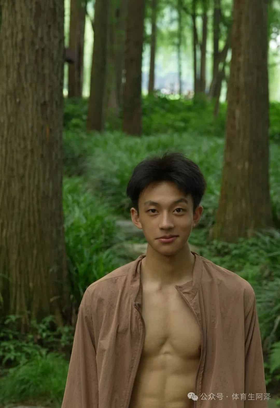 图片[8]-185cm乡下糙汉体育生男主，黑皮猛1持久打桩.....-小蓝短视频