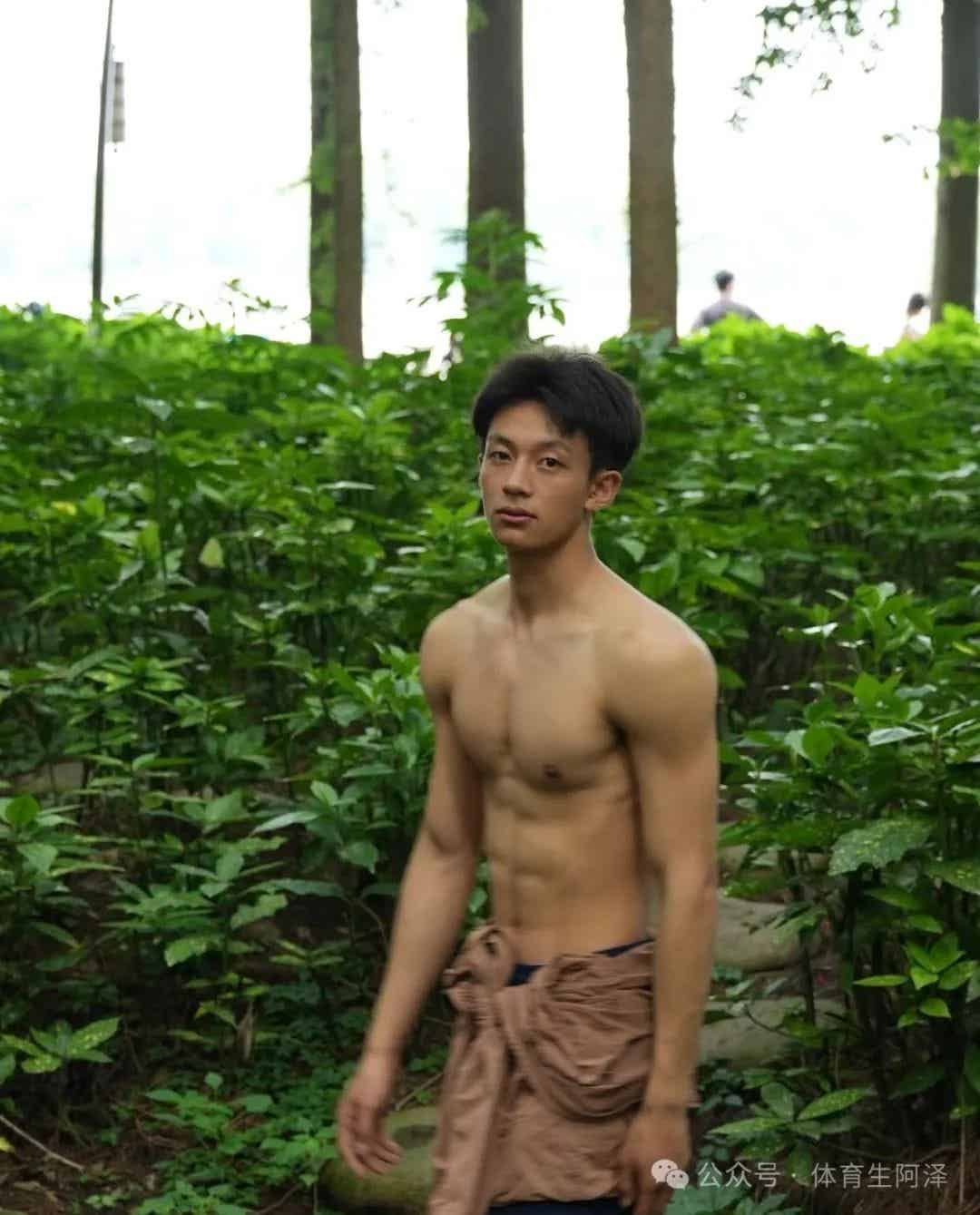 图片[9]-185cm乡下糙汉体育生男主，黑皮猛1持久打桩.....-小蓝短视频