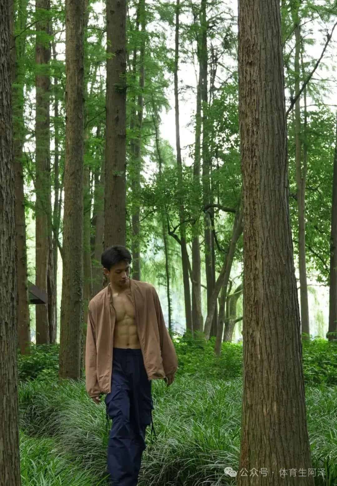 图片[10]-185cm乡下糙汉体育生男主，黑皮猛1持久打桩.....-小蓝短视频