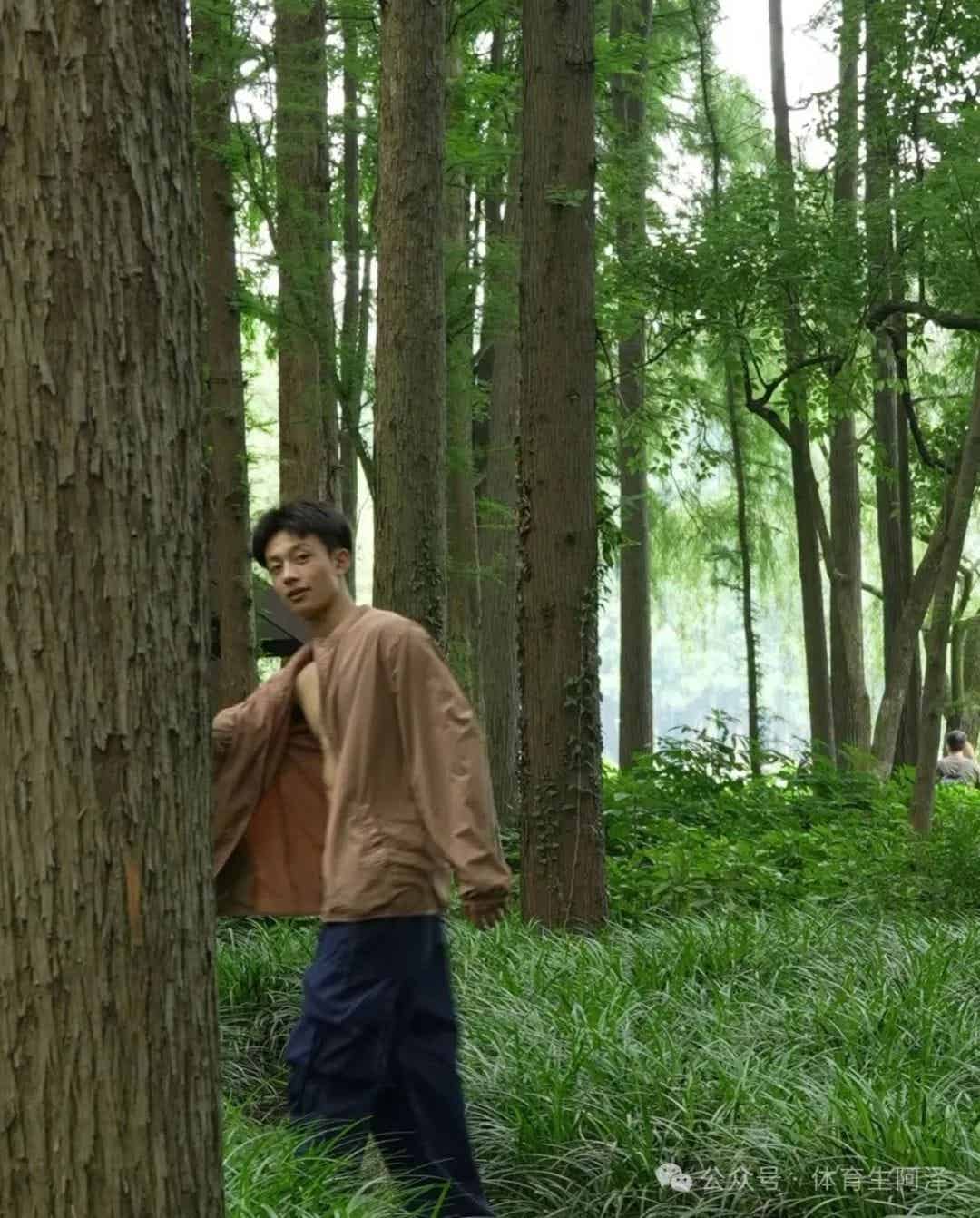 图片[11]-185cm乡下糙汉体育生男主，黑皮猛1持久打桩.....-小蓝短视频