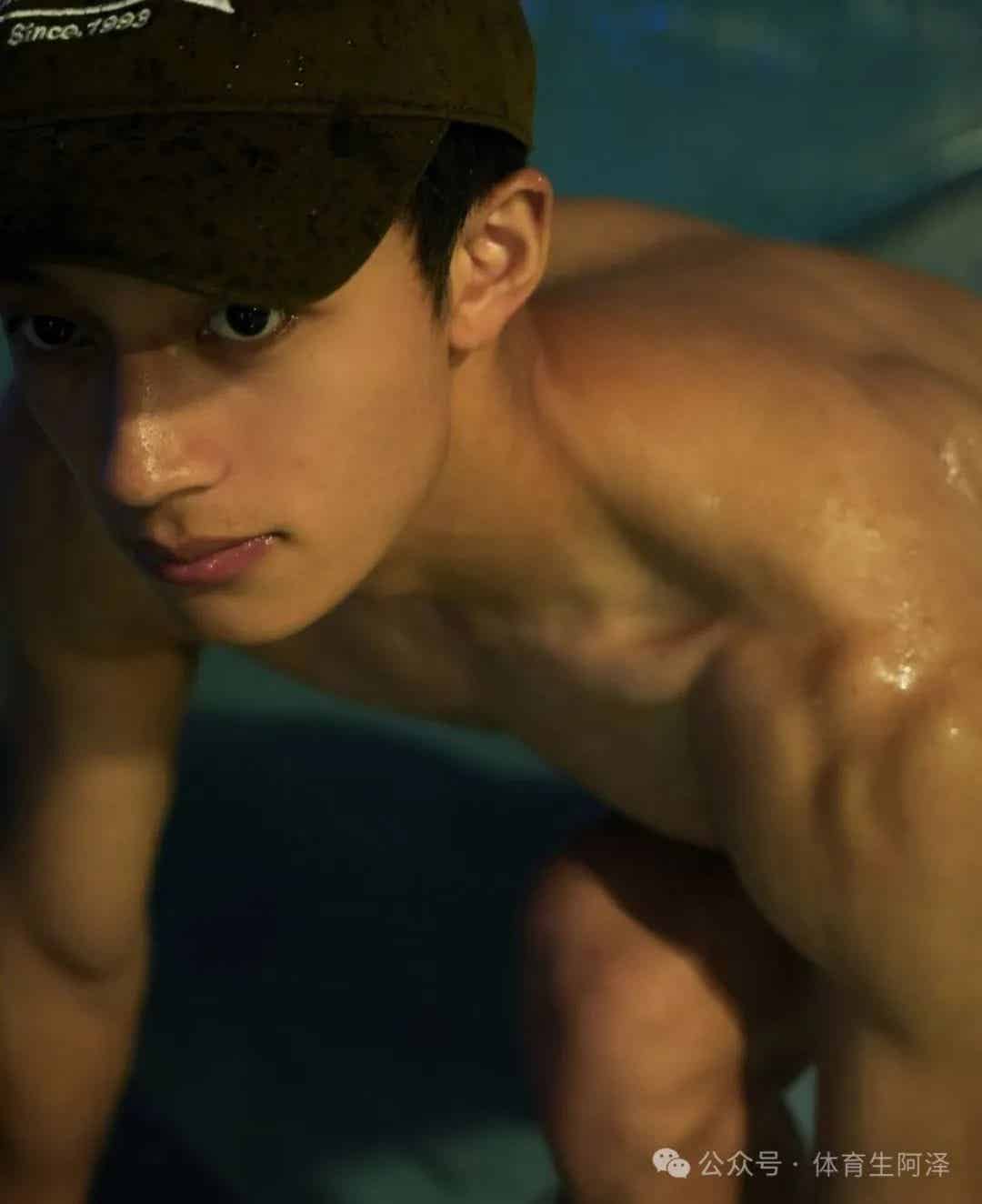 图片[12]-185cm乡下糙汉体育生男主，黑皮猛1持久打桩.....-小蓝短视频