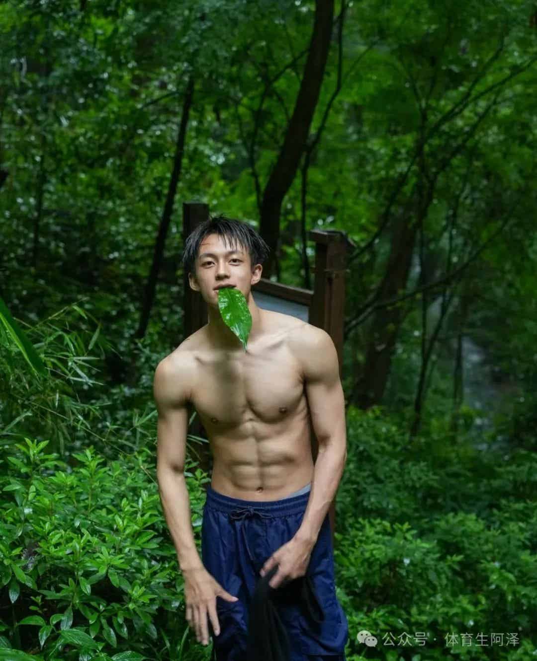 图片[15]-185cm乡下糙汉体育生男主，黑皮猛1持久打桩.....-小蓝短视频