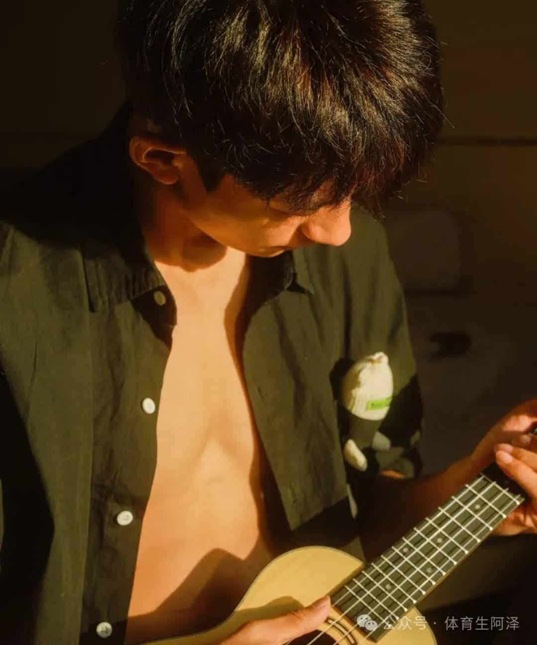 图片[19]-185cm乡下糙汉体育生男主，黑皮猛1持久打桩.....-小蓝短视频