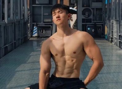 22岁北京薄肌男孩，精致腹肌鲨鱼肌，性张力瞬间拉满了