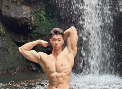 洗车遇到光膀子肌肉小哥，他的裤子打湿啦！