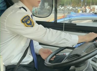 河南零零后190CM公交师傅被索要微信！视频太好看！