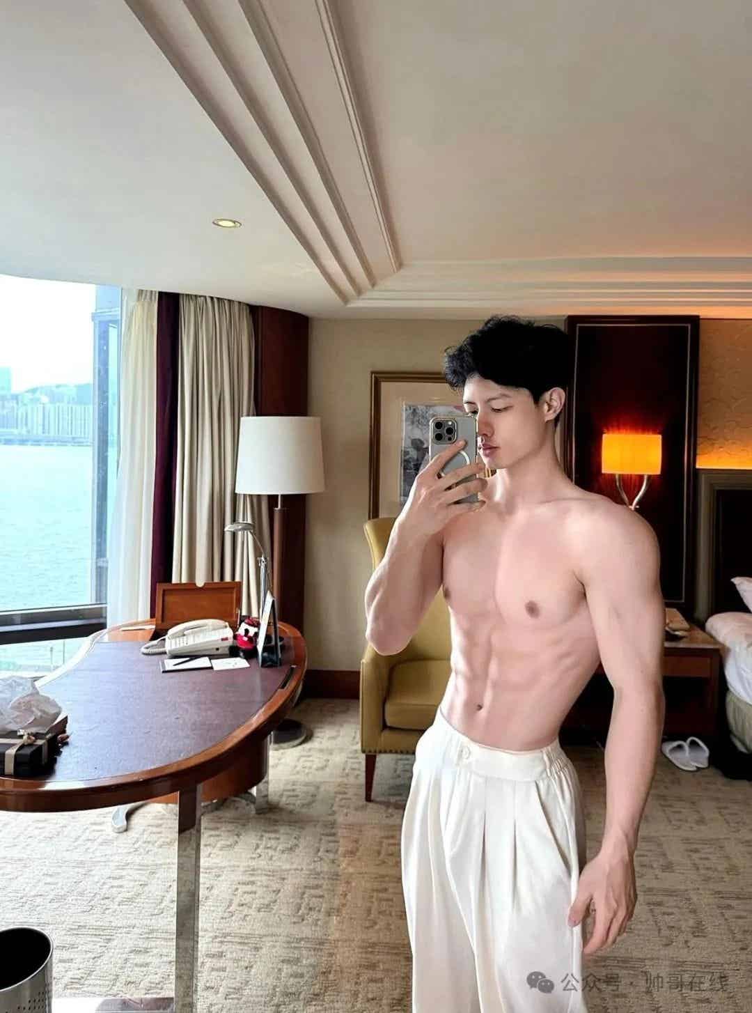 图片[1]-宽肩窄腰白皮腹肌帅哥，身子真馋哭人！-小蓝短视频