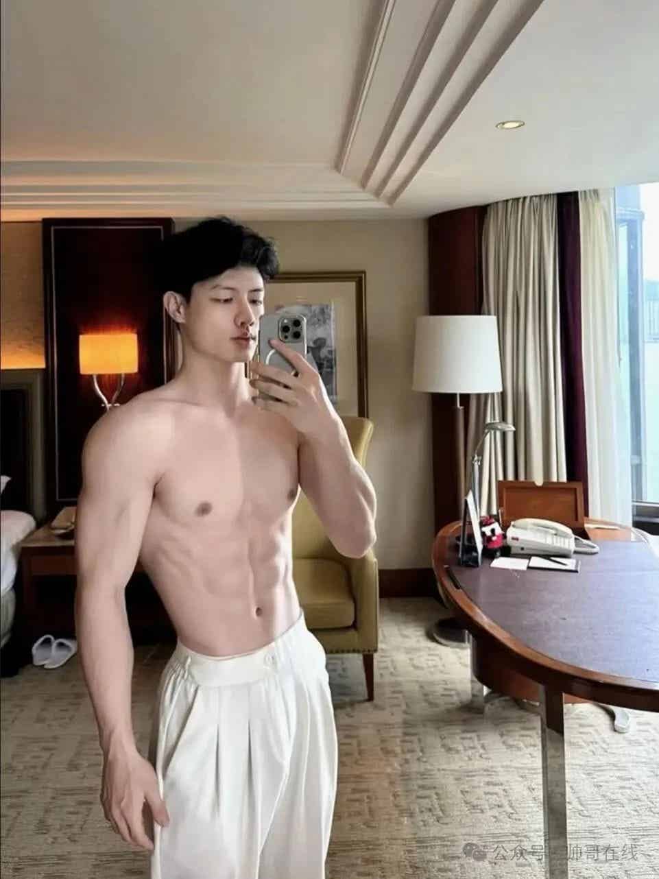 图片[2]-宽肩窄腰白皮腹肌帅哥，身子真馋哭人！-小蓝短视频