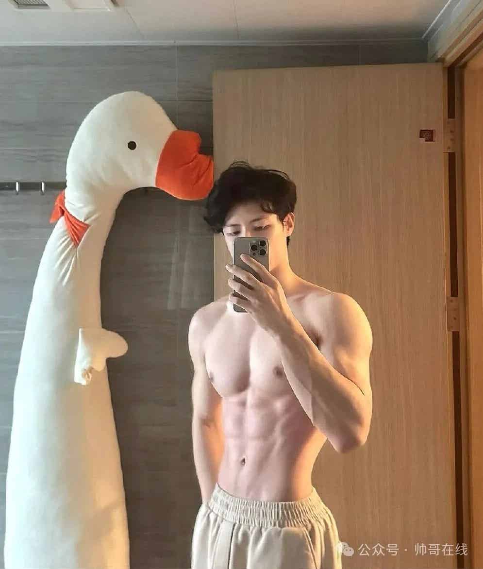 图片[3]-宽肩窄腰白皮腹肌帅哥，身子真馋哭人！-小蓝短视频