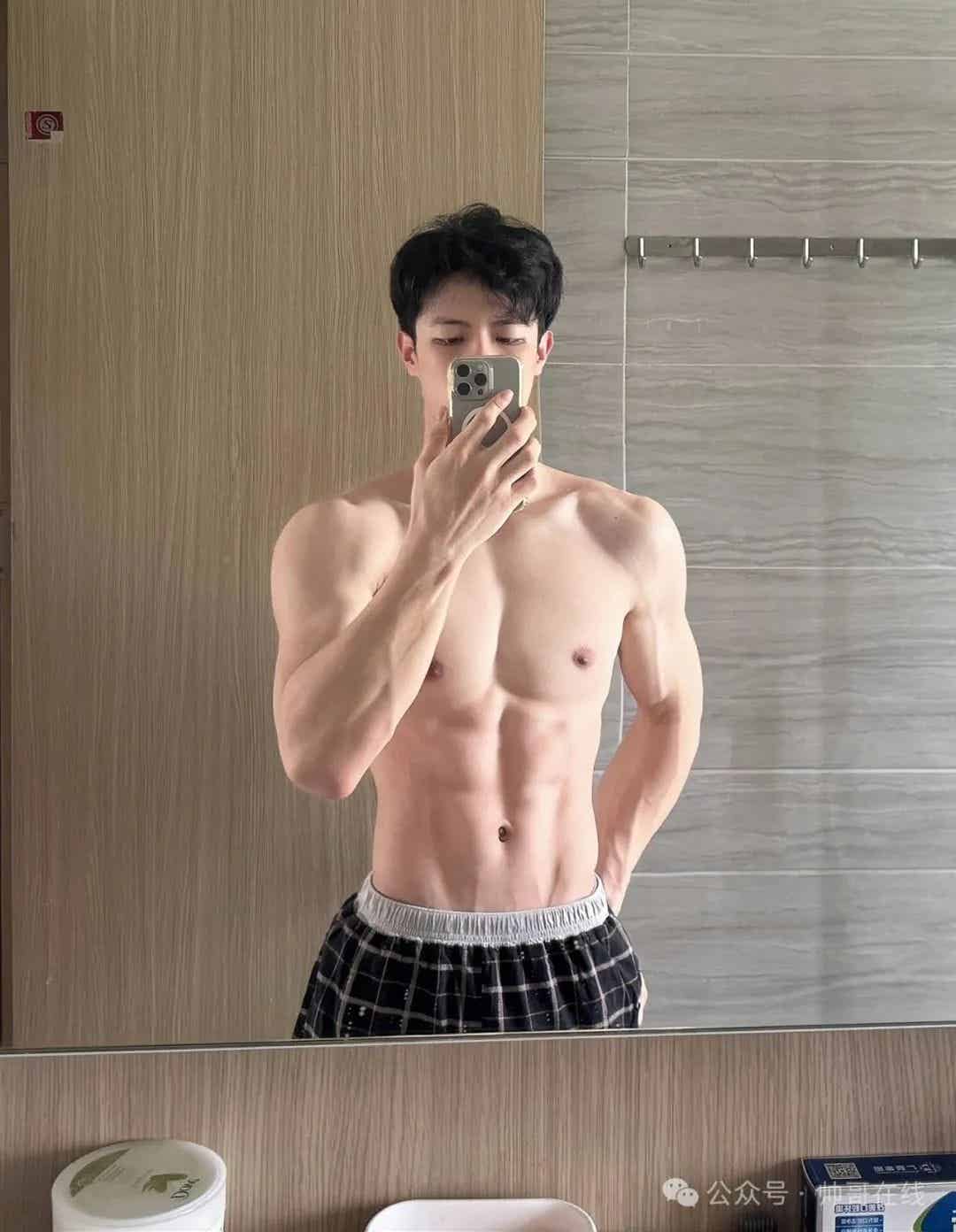 图片[4]-宽肩窄腰白皮腹肌帅哥，身子真馋哭人！-小蓝短视频