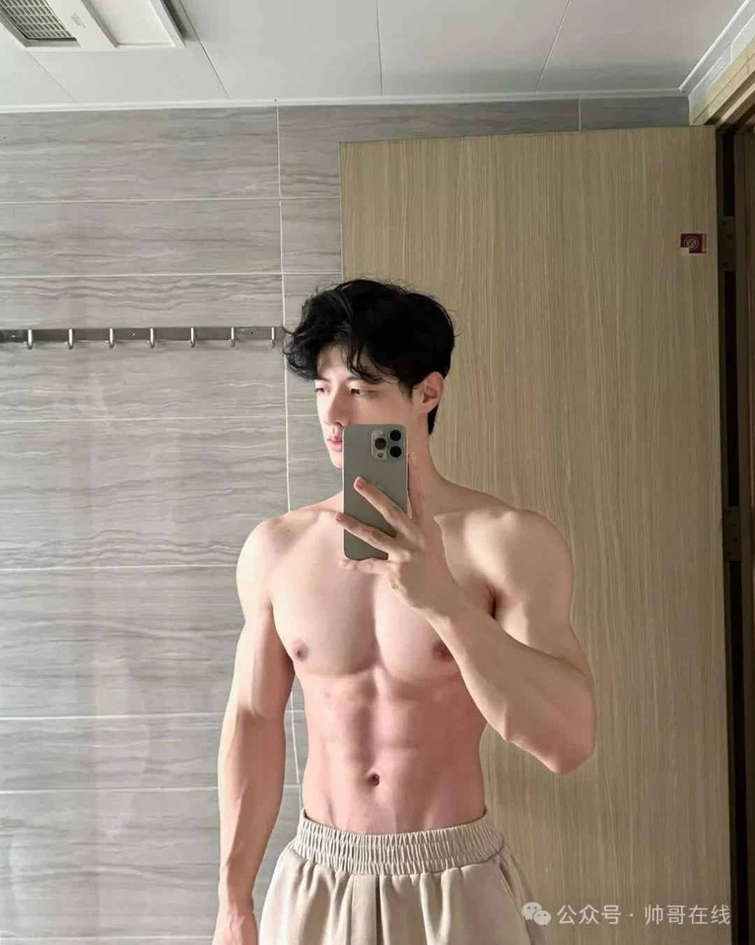 图片[5]-宽肩窄腰白皮腹肌帅哥，身子真馋哭人！-小蓝短视频