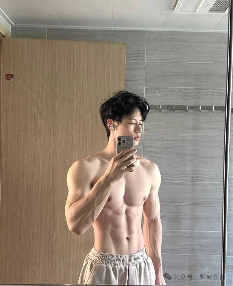 图片[6]-宽肩窄腰白皮腹肌帅哥，身子真馋哭人！-小蓝短视频