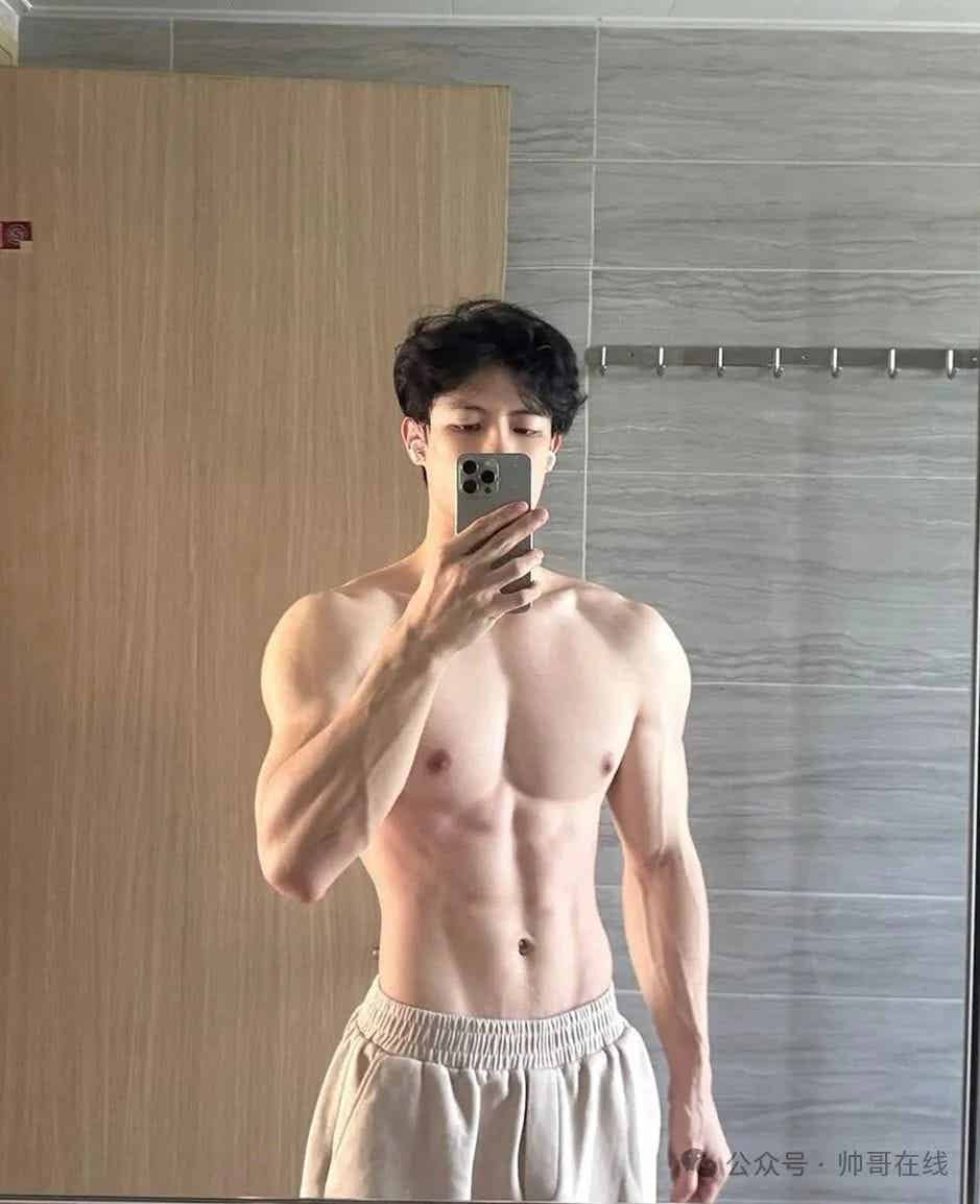 图片[7]-宽肩窄腰白皮腹肌帅哥，身子真馋哭人！-小蓝短视频