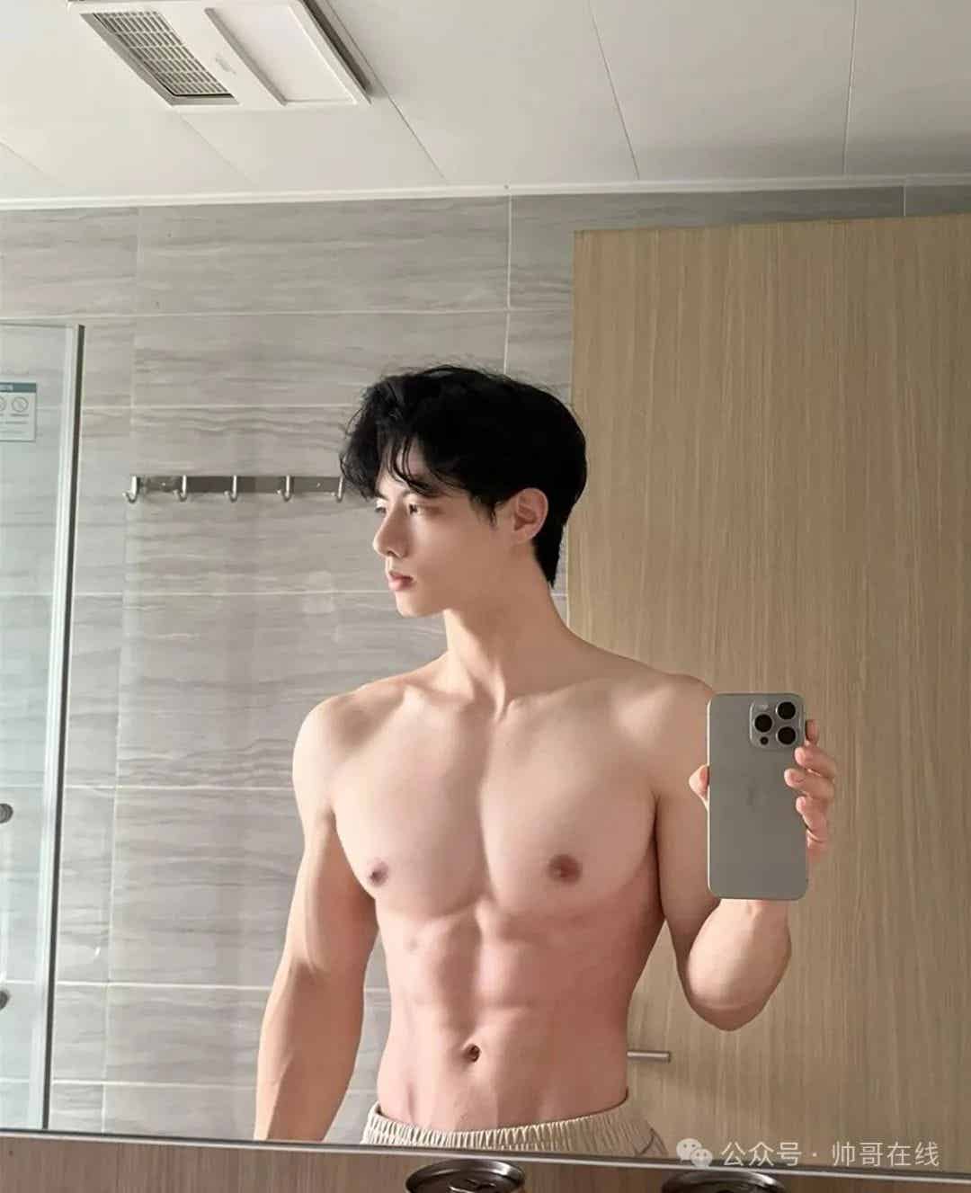 图片[8]-宽肩窄腰白皮腹肌帅哥，身子真馋哭人！-小蓝短视频