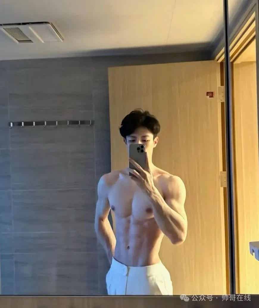 宽肩窄腰白皮腹肌帅哥，身子真馋哭人！-小蓝短视频