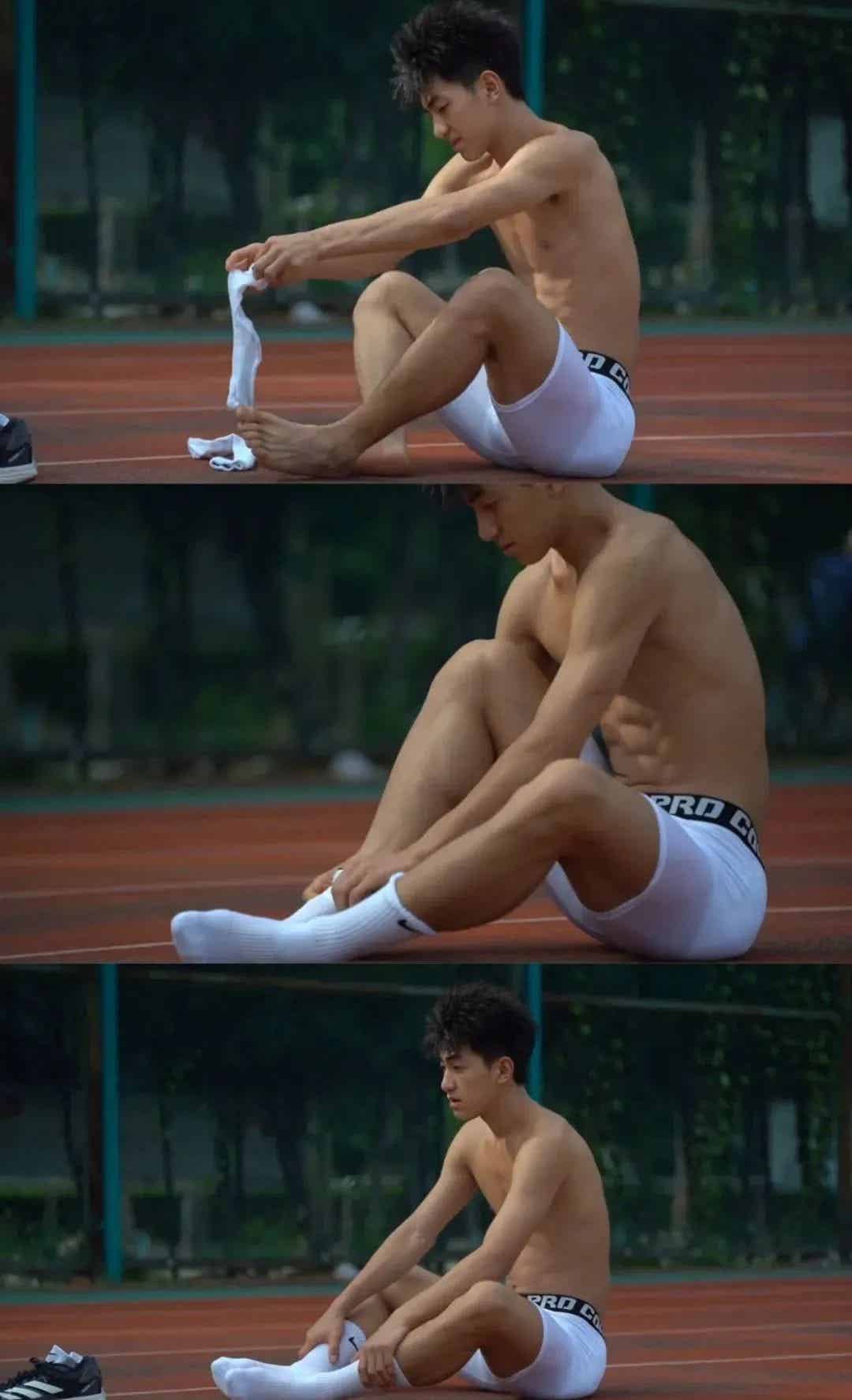 图片[1]-黑皮弟弟穿高弹裤训练实拍，网友：体育生天花板！-小蓝短视频