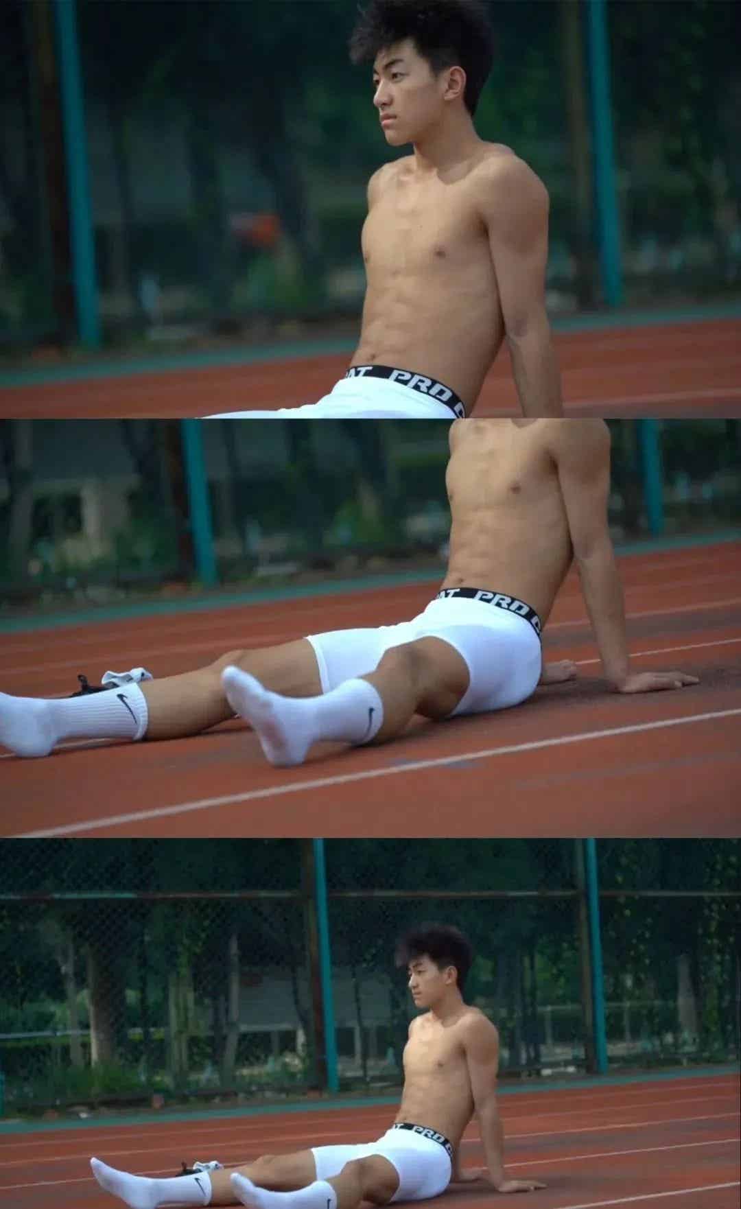 图片[2]-黑皮弟弟穿高弹裤训练实拍，网友：体育生天花板！-小蓝短视频