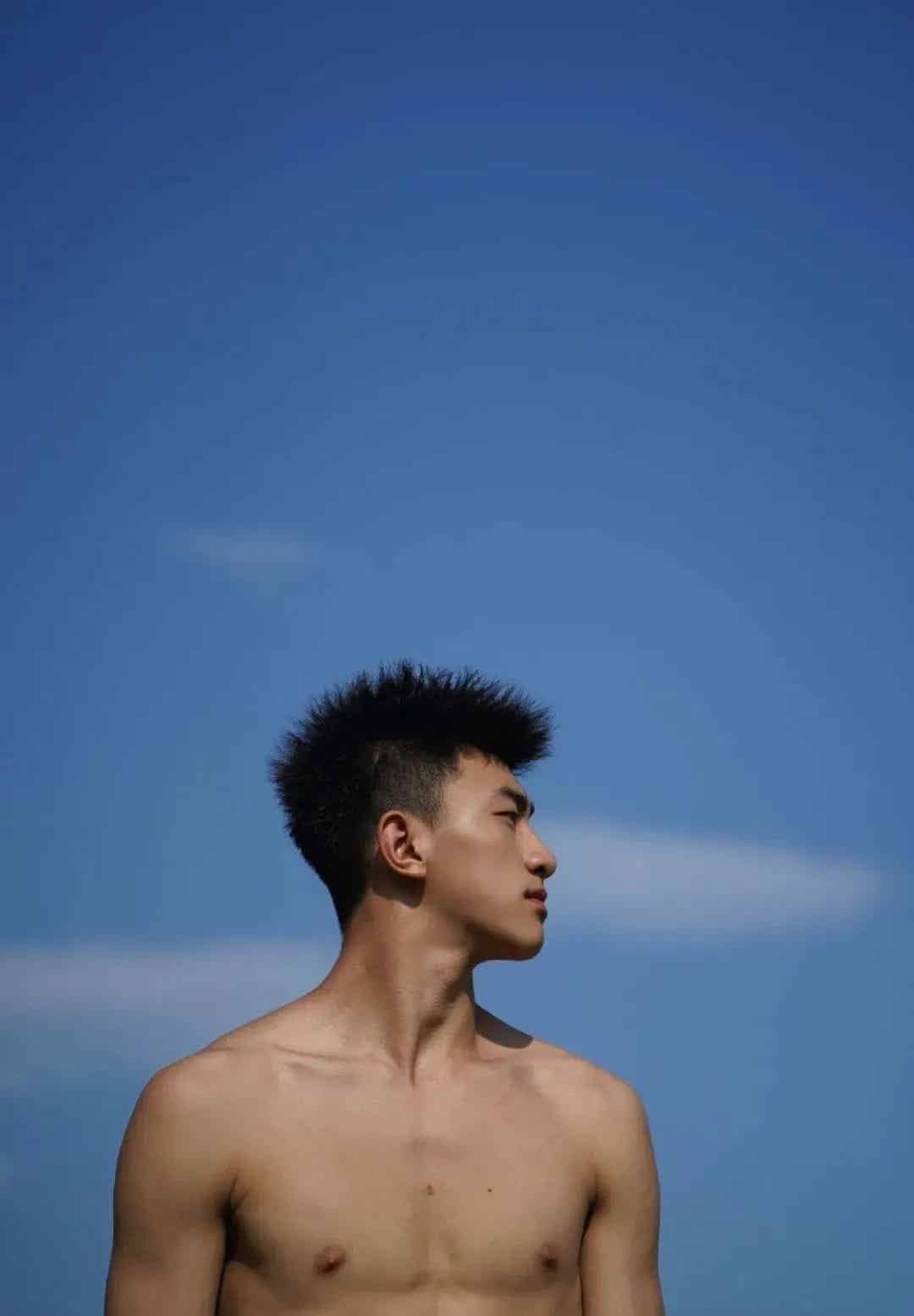 图片[13]-黑皮弟弟穿高弹裤训练实拍，网友：体育生天花板！-小蓝短视频